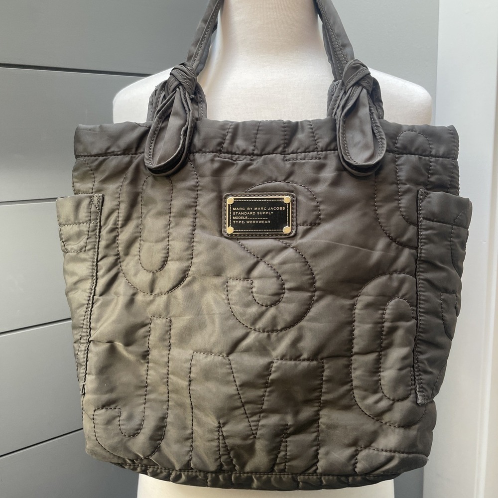 MARC by Marc Jacobs laptop tote taupe plaque logo magnetic closure 17x14x4 EUC